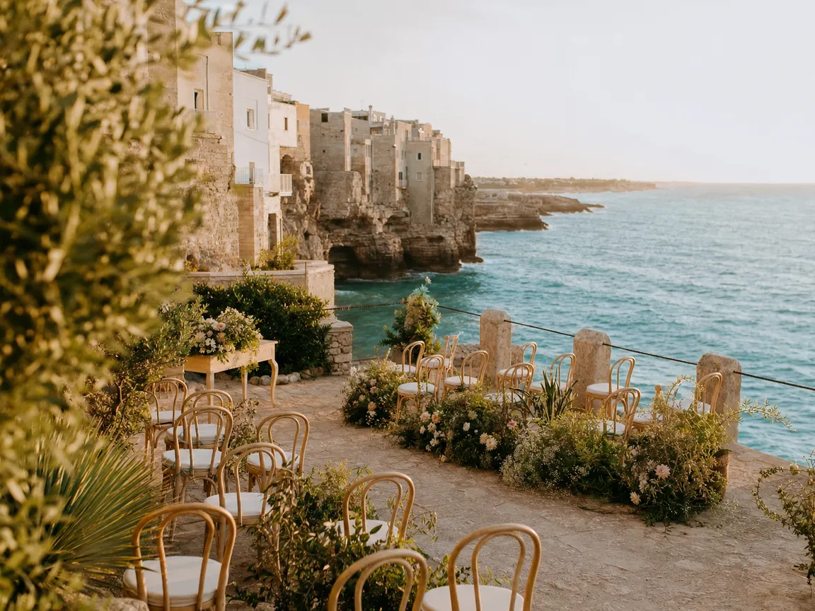 Terrazza sul mare turchese allestita per una cerimonia